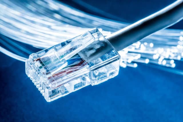Ile trwa montaż światłowodu w bloku? Sprawdź, co wpływa na czas instalacji