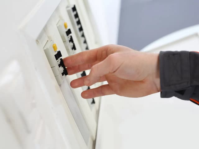 Jak załatwić prąd na działkę - krok po kroku bez zbędnych problemów