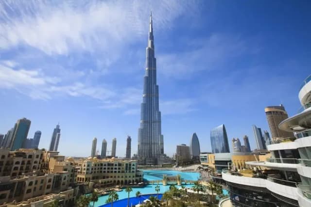 Najwyższy budynek świata ile ma metrów? Zaskakująca wysokość Burj Khalifa