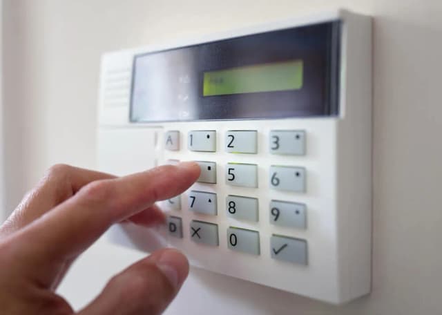 Jaki alarm do mieszkania w bloku? Wybierz najlepszy system zabezpieczeń