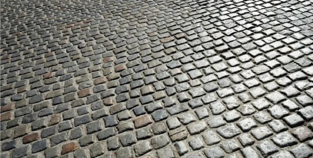 Jak przygotować teren pod kostkę, aby uniknąć kosztownych błędów