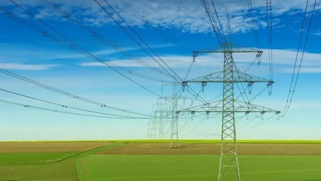Jak skutecznie pozbyć się słupa energetycznego na działce bez problemów