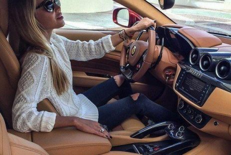 Klub milionerów. Kobieta w luksusowym samochodzie